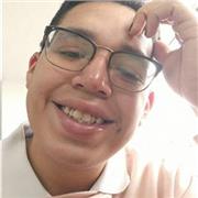 Profesor estudiando informática experto en matemáticas para dar clases de álgebra para alumnos de secundaria o preparatoria